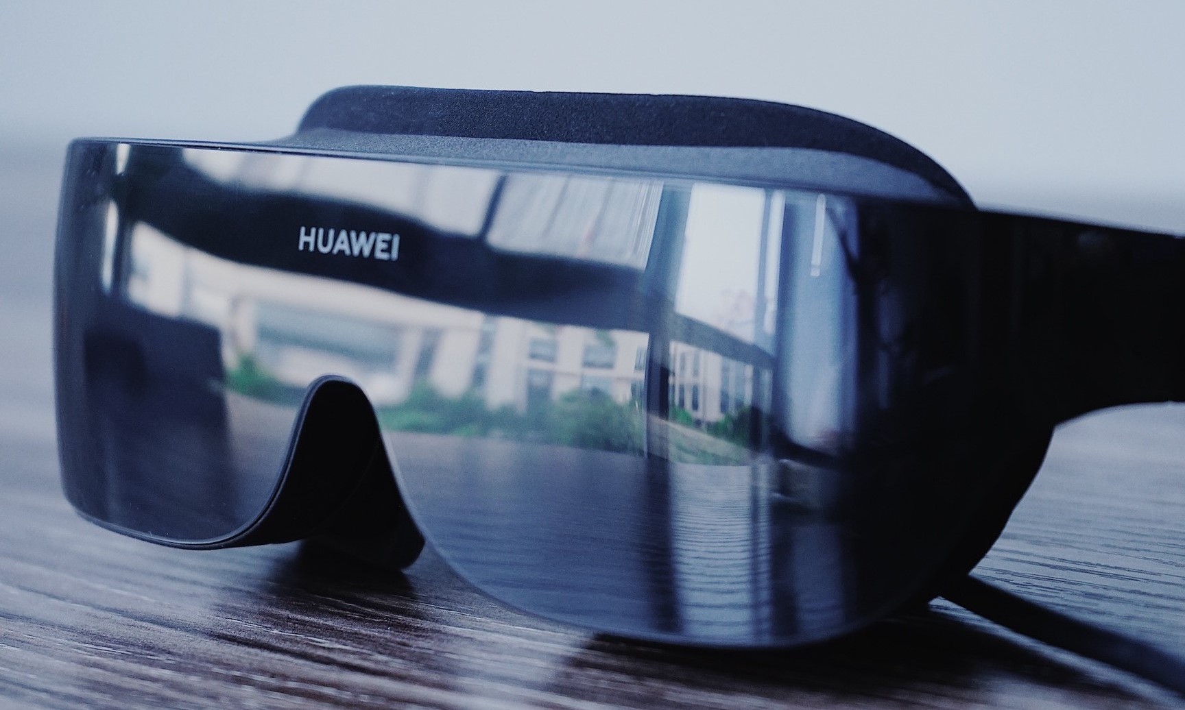 与vr相比,ar就更清冷了,销量低的可怕,这也没办法,因为ar设备太贵了