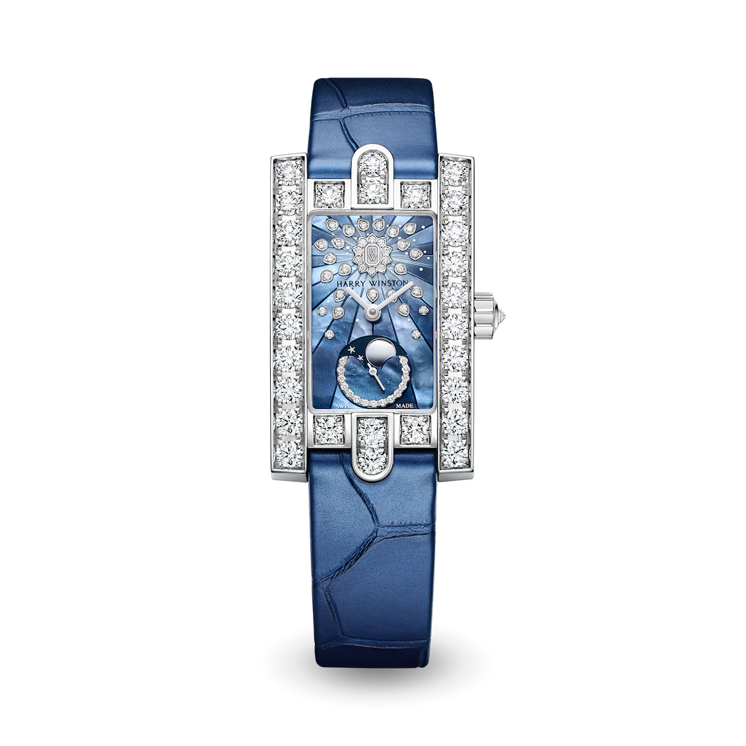 繁星与皓月闪耀于moon phase腕表,樱花绚烂芳华于cherry blossom腕表.