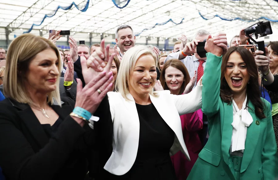 新芬党副主席、北爱领导人米歇尔·奥尼尔与其党内同僚6日曾在北爱尔兰一地区选举统计中心 图自外媒