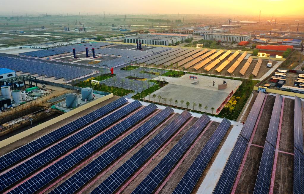 营二井区域实施的风光热储多能互补综合利用项目.(受访者供图)