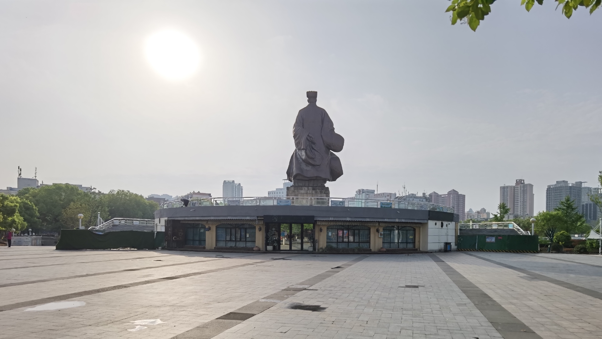 智圣诸葛亮铜像与游人面对面前的模样