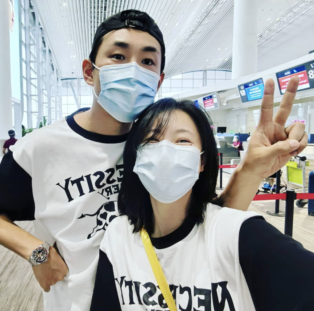 王彦霖晒照秀恩爱曾与妻子不约而同打卡同一海滩以同角度自拍