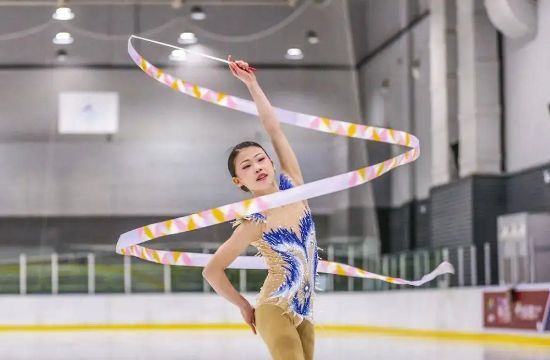 比肩“三套娃”!15岁新星上演“蟹步”,实力不输特鲁索娃休闲区蓝鸢梦想 - Www.slyday.coM