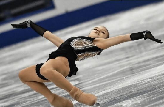 比肩“三套娃”!15岁新星上演“蟹步”,实力不输特鲁索娃休闲区蓝鸢梦想 - Www.slyday.coM