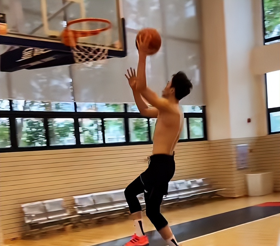 胡明轩太内卷队内众将休息他却光膀子埋头特训身材属实馋人