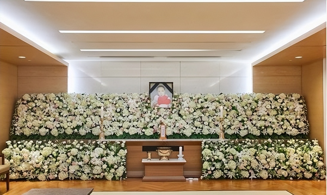 影后姜受延灵堂曝光鲜花堆满一墙金喜善送花圈奉俊昊现场悼念