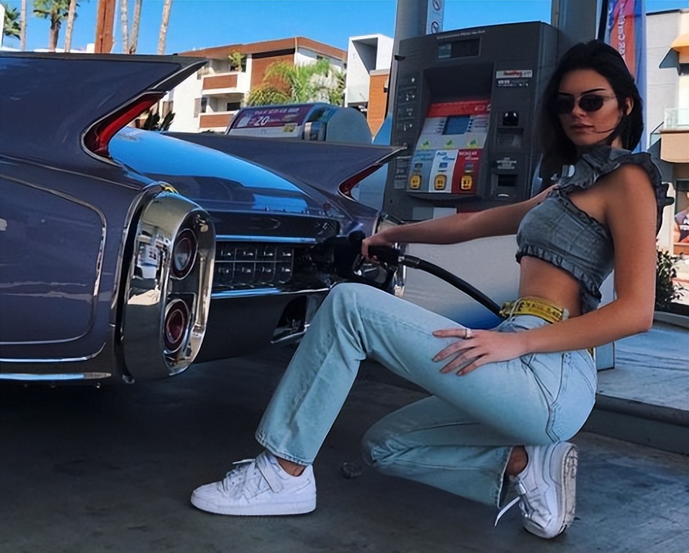 卡戴珊加油的样子好飒身材太辣nba花魁车神单手开敞篷