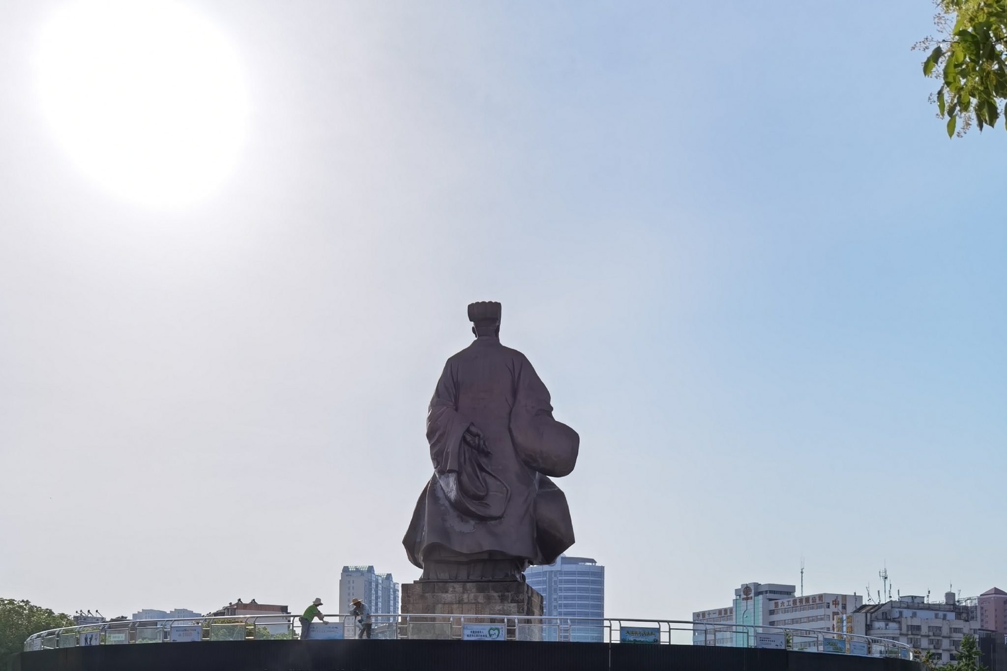 智圣诸葛亮铜像与游人面对面前的模样