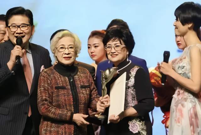 著名演员秦怡去世,享年100岁,曾有过两段糟糕不堪的婚姻__财经头条