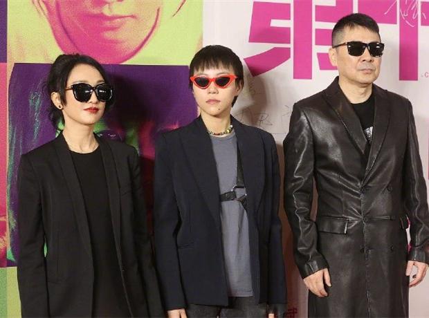 窦靖童这回争气了正儿八经穿西装走秀跟50岁李亚鹏站一起好搭
