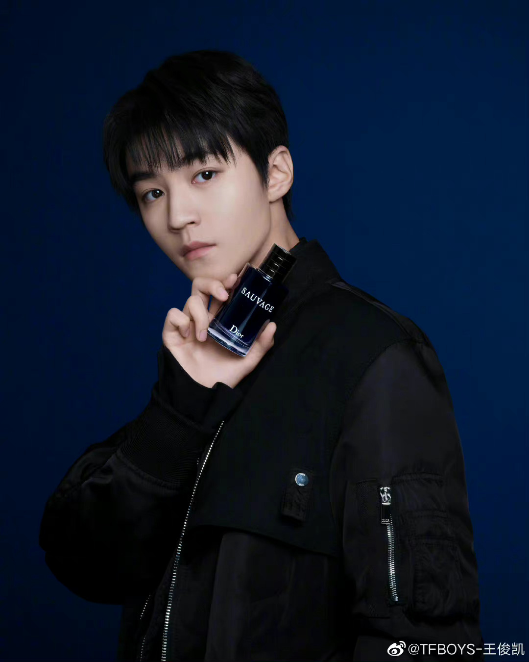 王俊凯新大片帅气代言人魅力散发