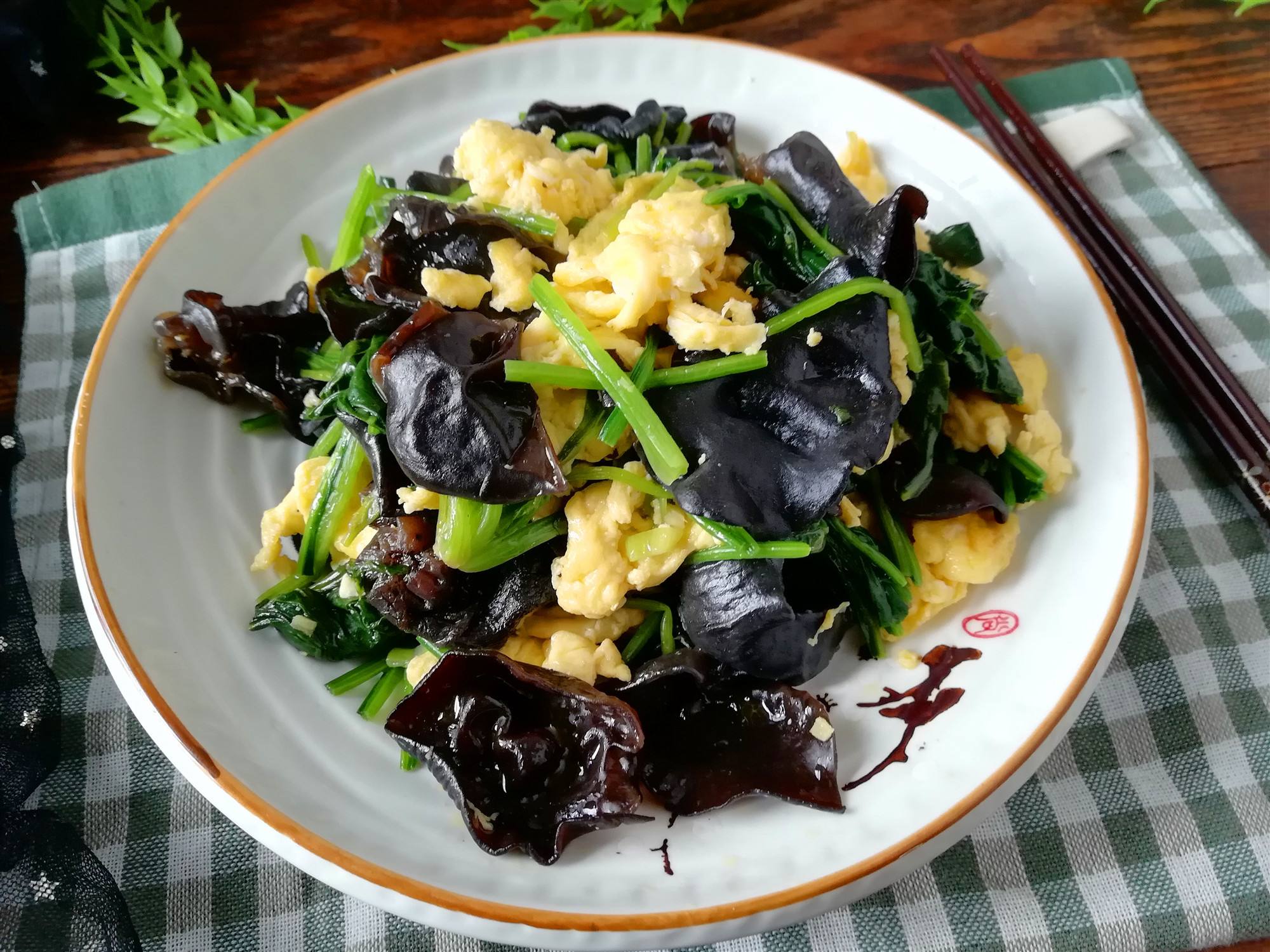 美味的菠菜木耳炒鸡蛋