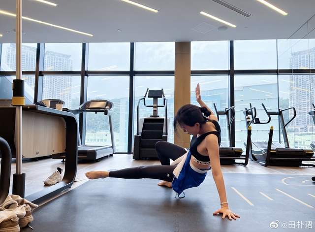 田朴珺晒健身日常穿瑜伽裤秀核心力量胳肢窝处刺青抢镜
