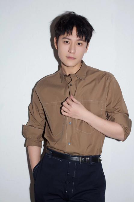 杨紫否认和秦俊杰聚餐后男方发声狗仔不是我找的拍的东西太扯