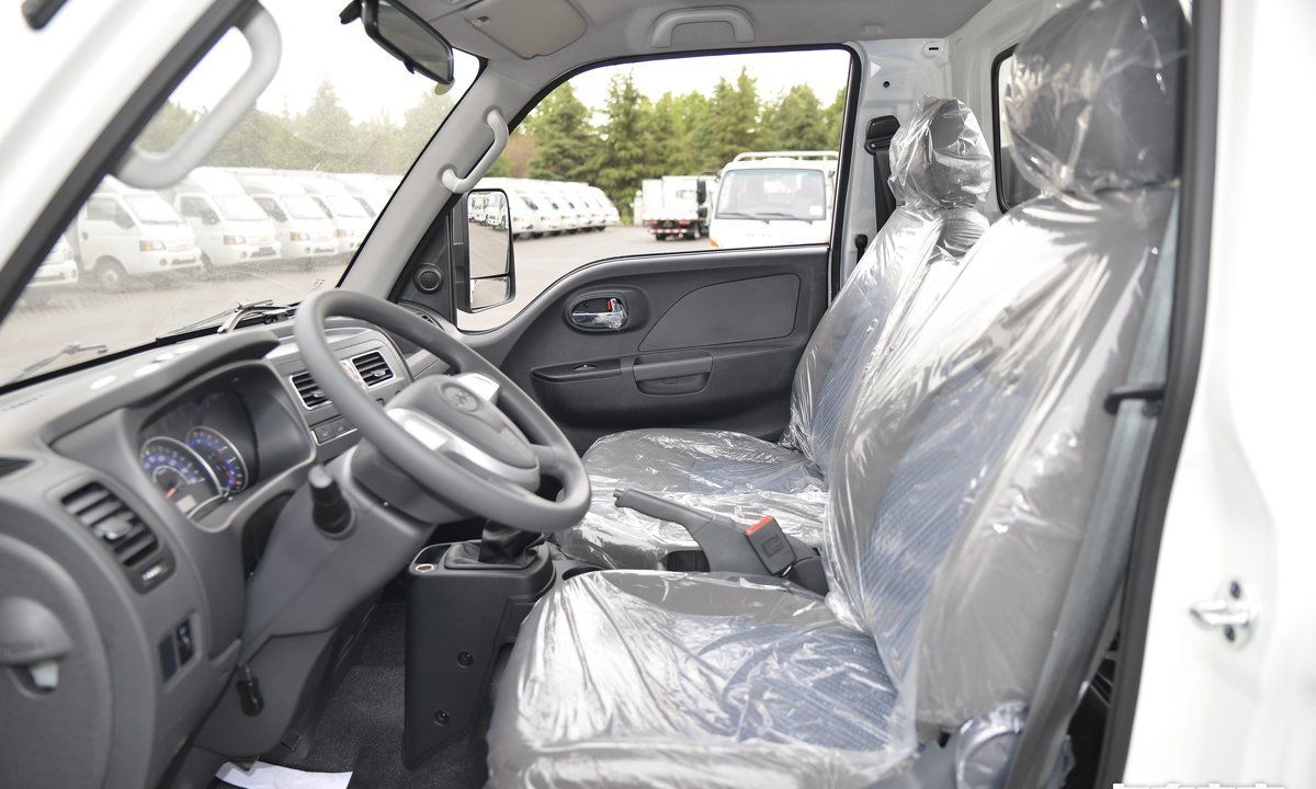 整车驾驶室采用全包裹内饰,织布座椅面料柔软,坐垫和靠背可调节角度大