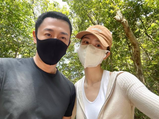 林峯母亲节在线表白太太张馨月收鲜花与老公女儿开心庆祝