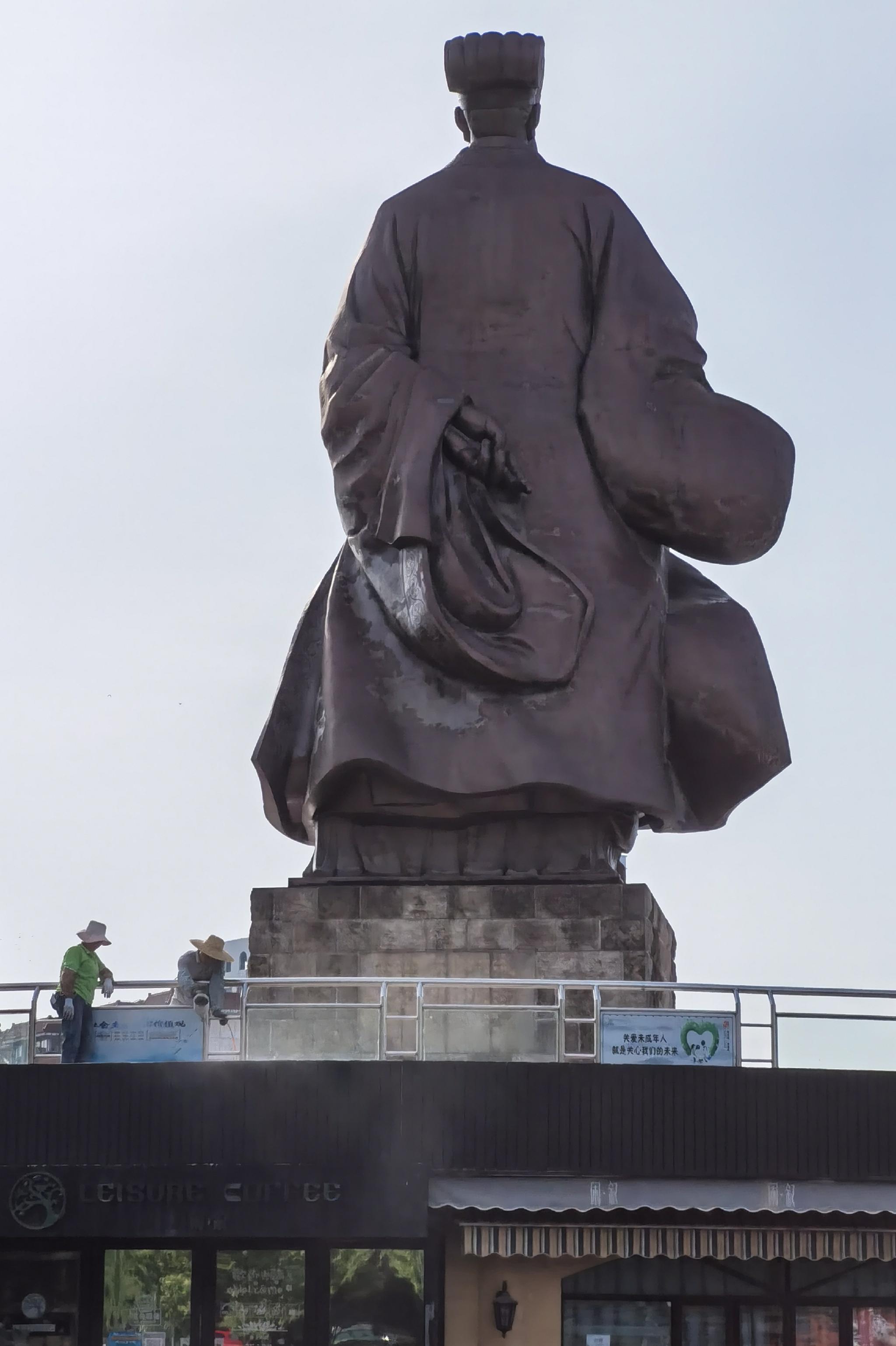 智圣诸葛亮铜像与游人面对面前的模样