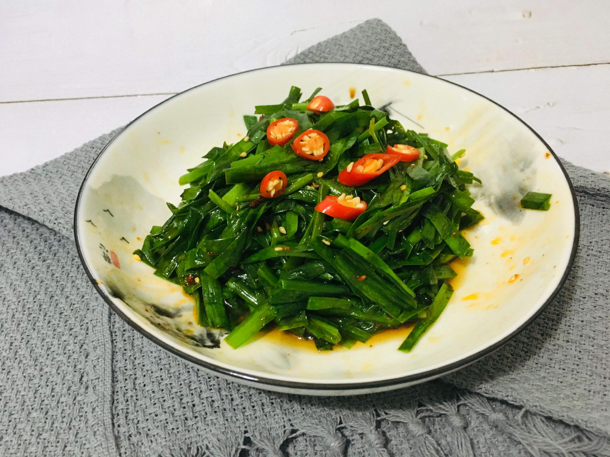 美味的凉拌韭菜