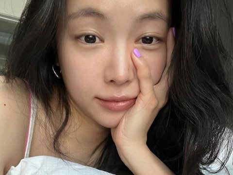 对素颜自信,apink前成员孙娜恩,躺在床上自拍,身材圆润有型