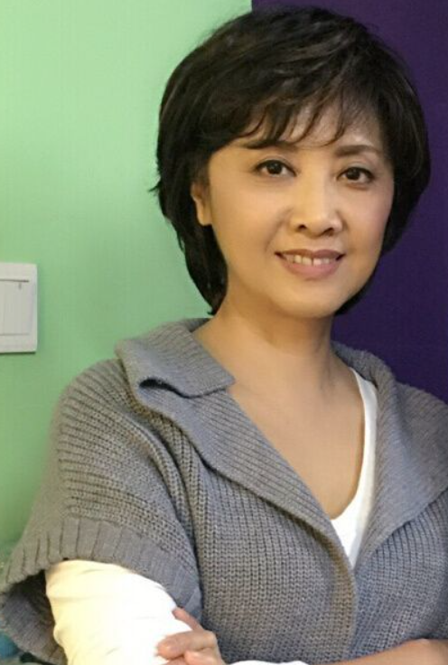 女儿国国王朱琳69岁朴素简单不扮嫩却美丽优雅不输30岁