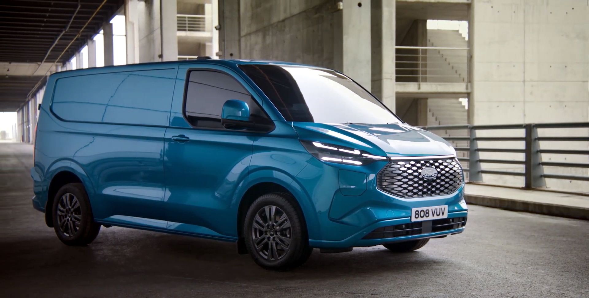 换装全新家族前脸设计福特etransitcustom官图发布