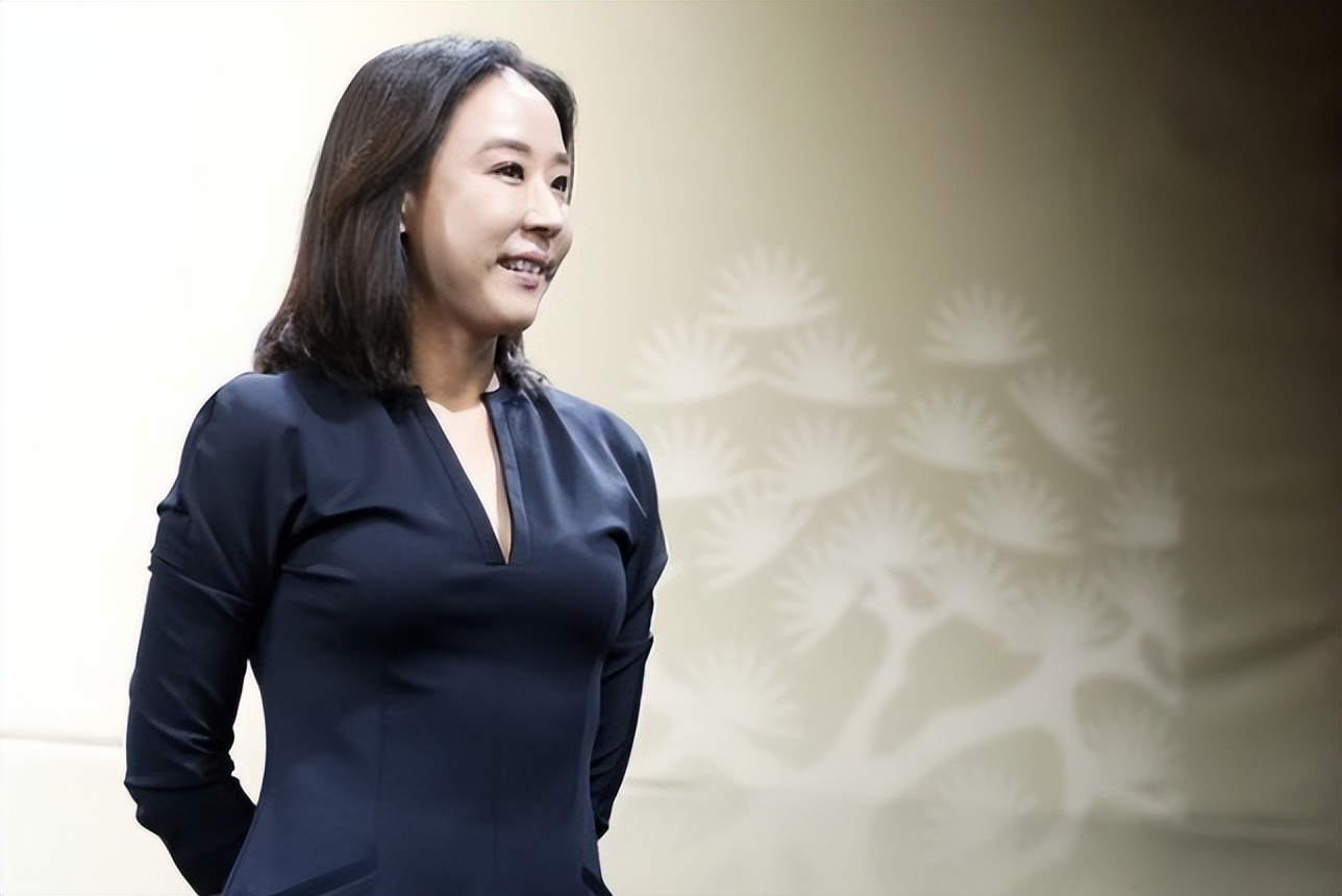 影后姜受延灵堂曝光鲜花堆满一墙金喜善送花圈奉俊昊现场悼念