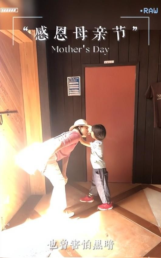 张蕾分享和儿子合影穿吊带裙锁骨精致儿子骑自行车好可爱