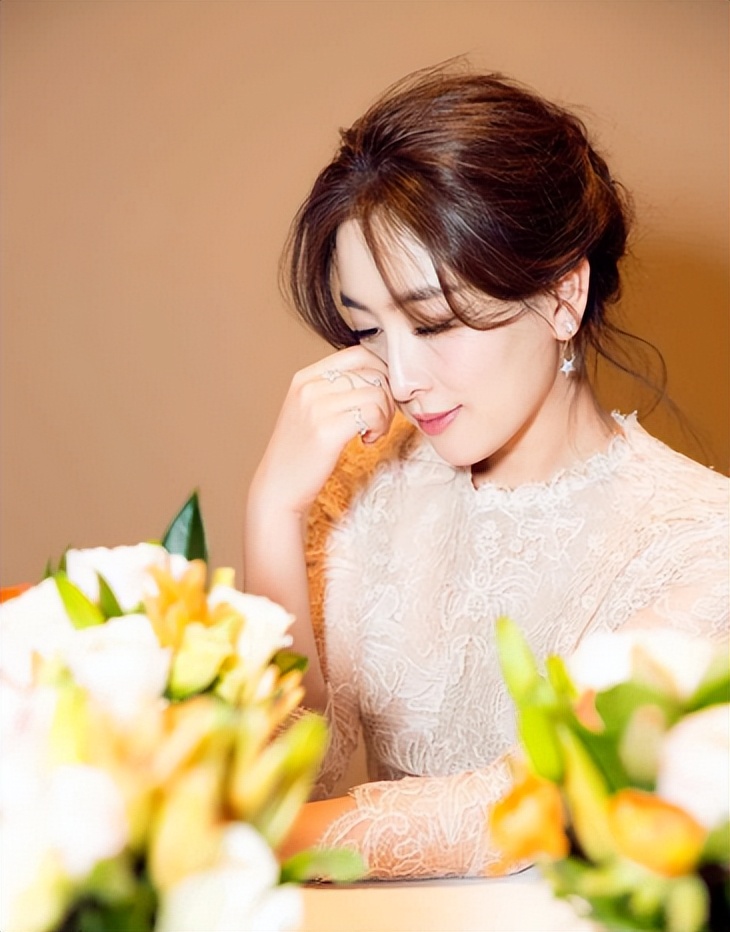 马苏家中干活太卖力累到掀开衣服露肚皮身上被蚊子咬的全是包