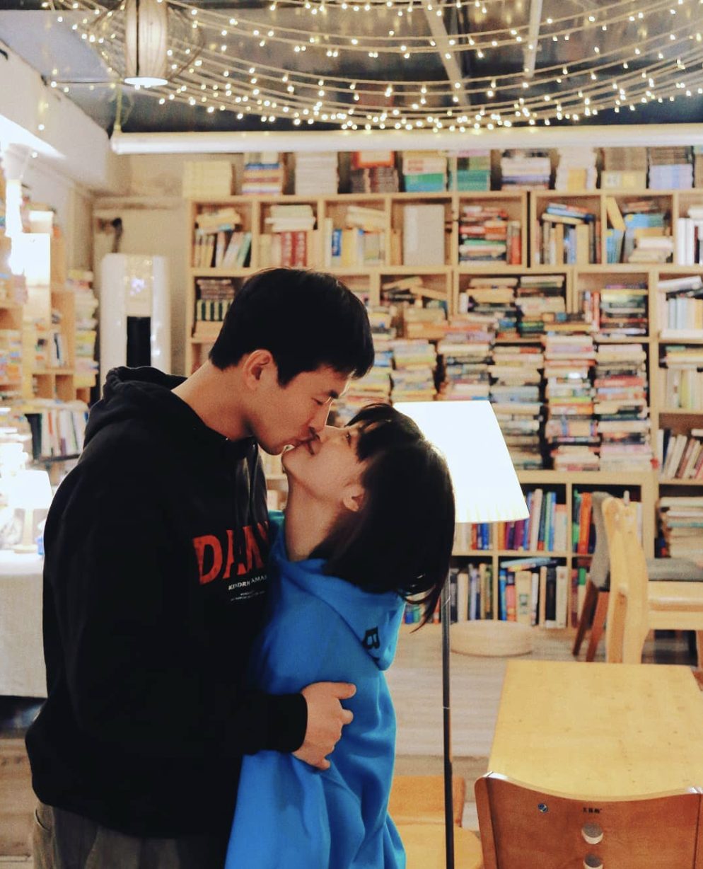 王彦霖晒照秀恩爱曾与妻子不约而同打卡同一海滩以同角度自拍