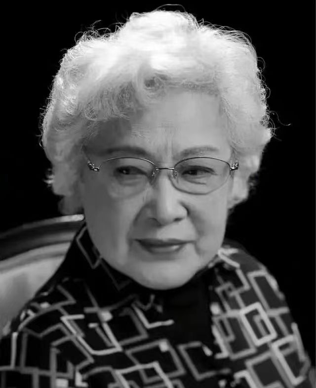 秦怡早年经历坎坷,经历过两段婚姻,后来又经历了丧夫,丧子之痛,但是无