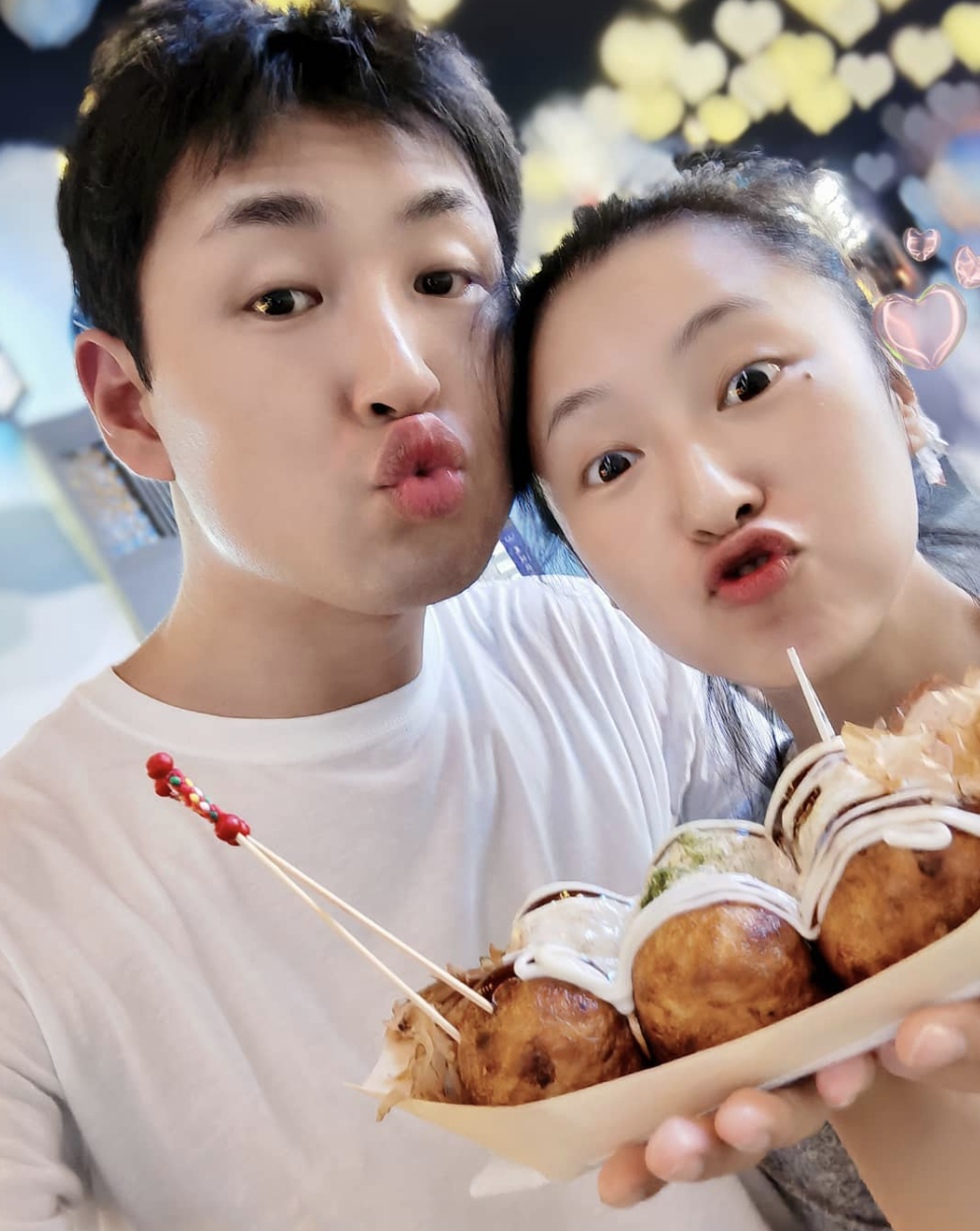 王彦霖晒照秀恩爱曾与妻子不约而同打卡同一海滩以同角度自拍