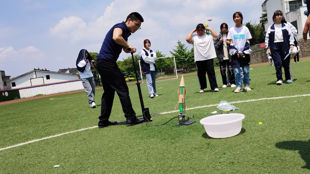 修文县六桶中学举行水火箭比赛