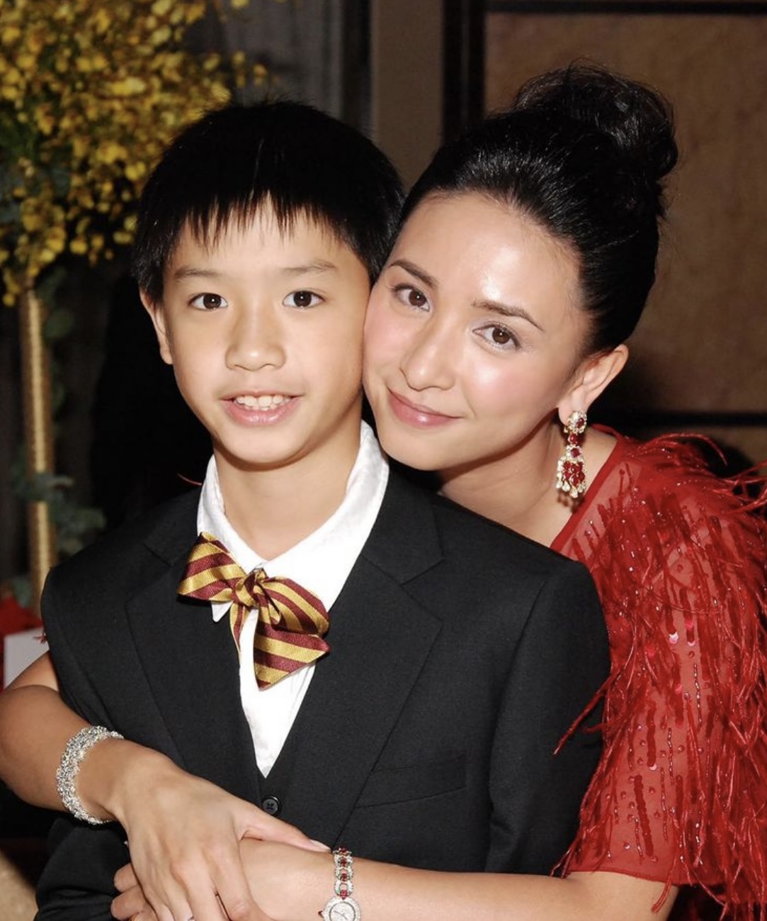 吴婉芳次子母亲节表白母亲晒与母亲旧时合照母子看起来像姐弟