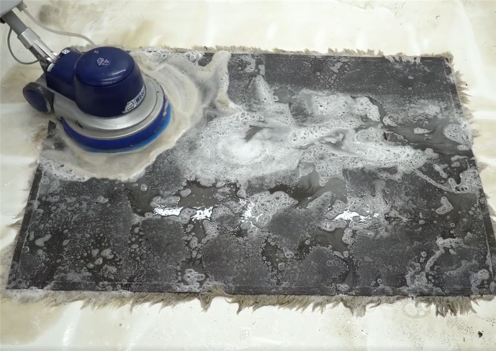 老哥清洗超脏地毯将污损成黑色的地毯变白色解压又治愈
