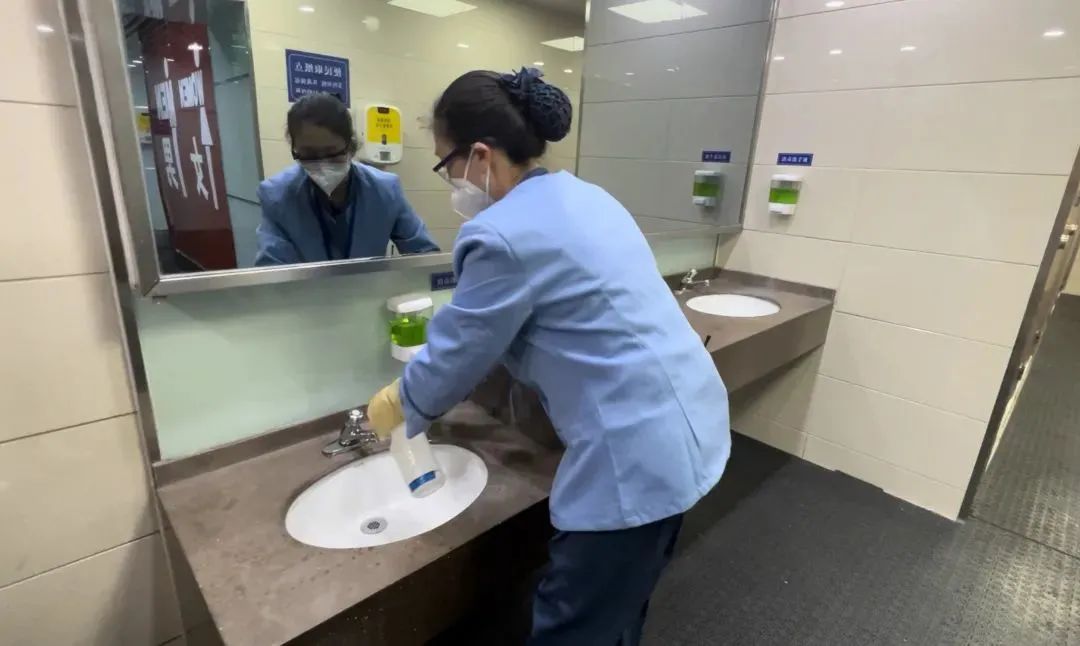 北京南站工作人员给水龙头消毒 / 记者拍摄
