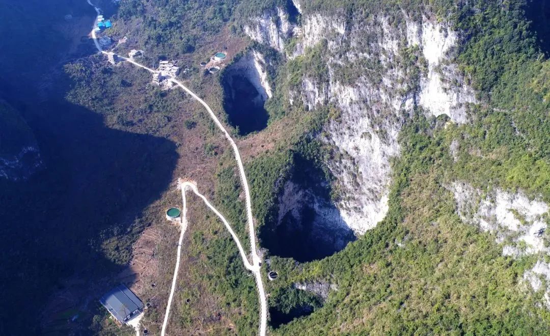 空中俯瞰巴马瑶族自治县响水洞联体天坑群。图源：广西日报