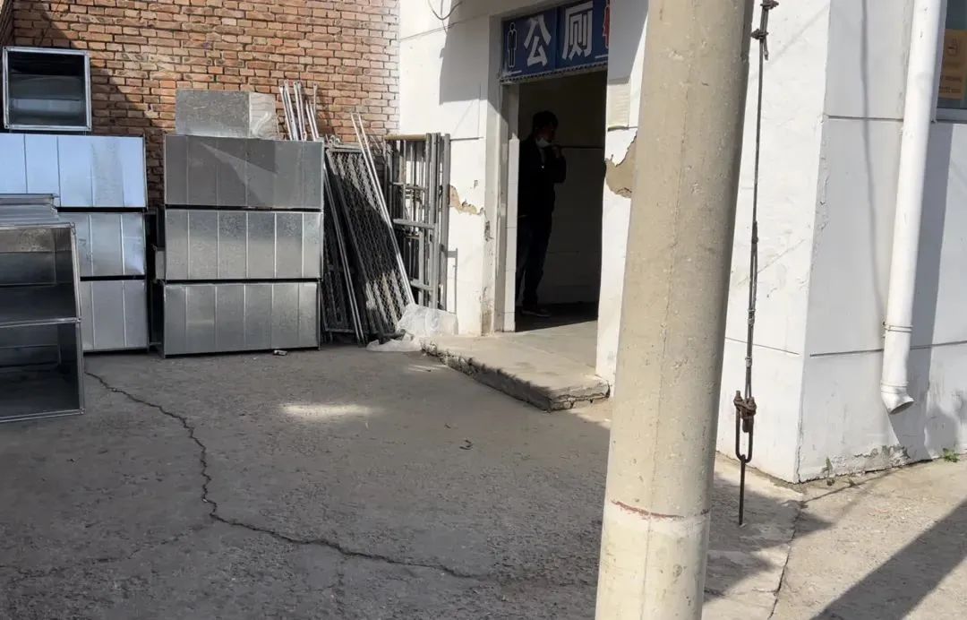 市民在公厕门口吸烟 / 记者拍摄