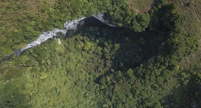 广西乐业新发现天坑航拍图。图源：广西702洞穴探险队