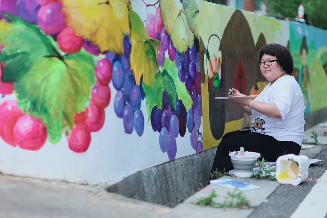 湘潭技师学院开展助力乡村振兴社会实践墙绘活动_中考动态_资讯_中招