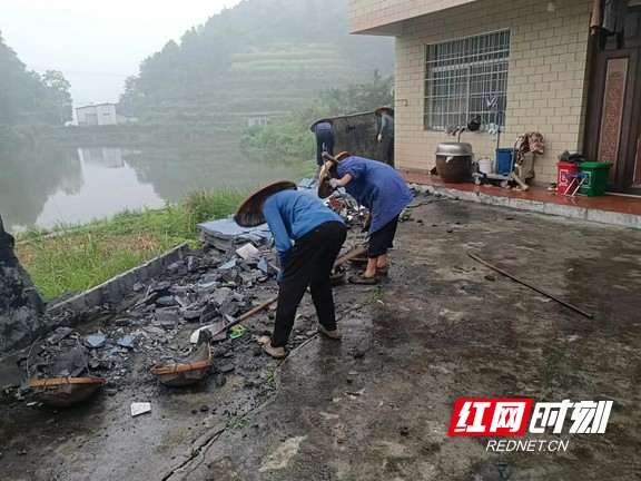 吉首市双塘街道：把群众的房子当成自家的房子来摸排休闲区蓝鸢梦想 - Www.slyday.coM