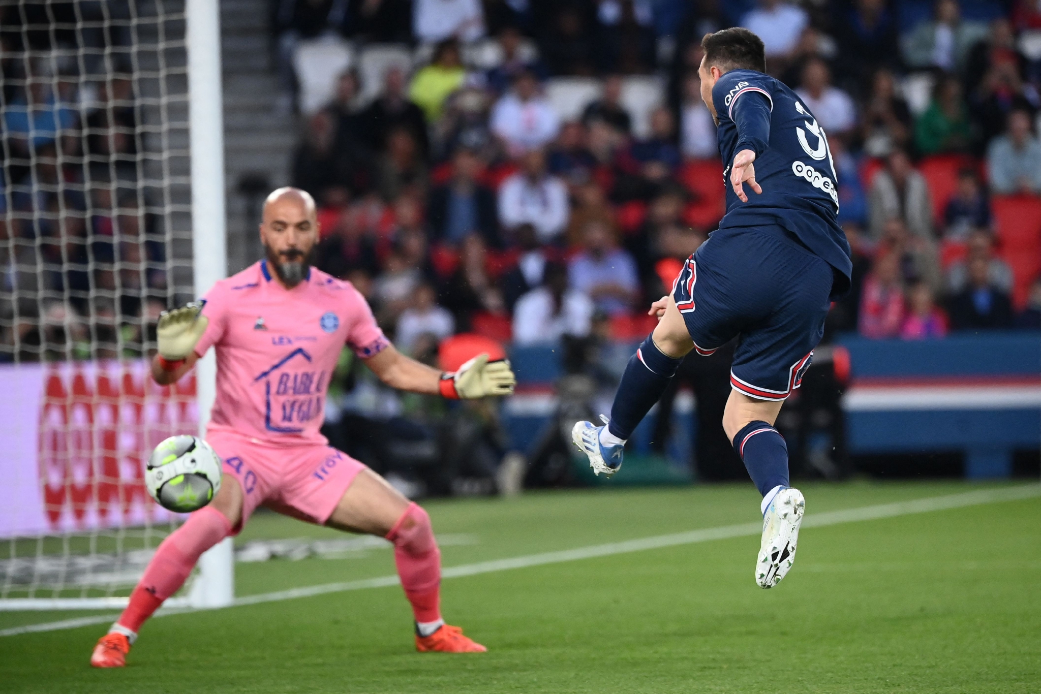 足球法甲联赛巴黎圣日耳曼平特鲁瓦