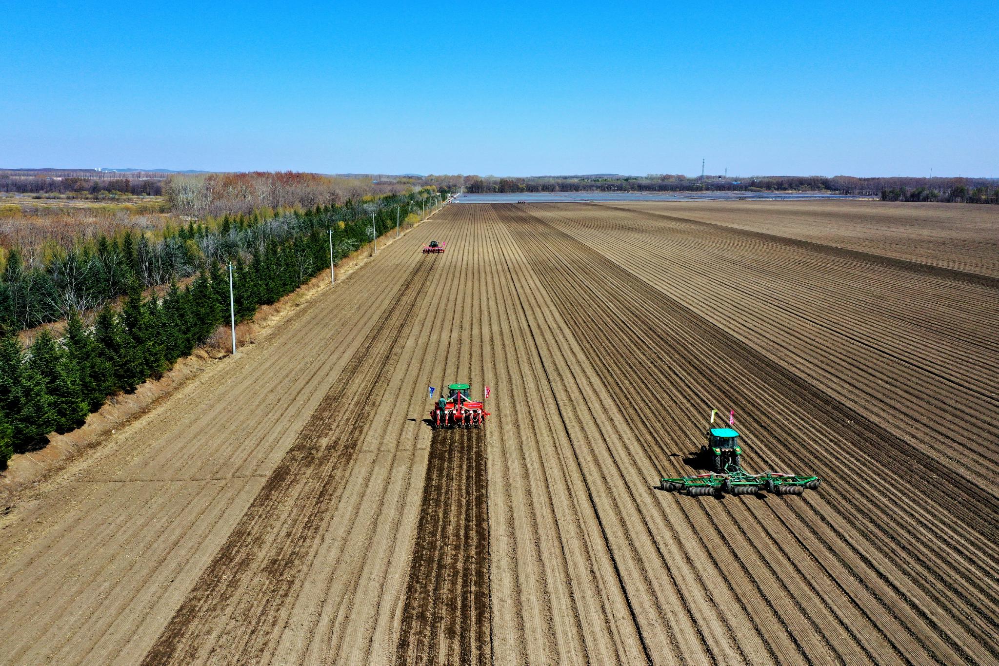 新华全媒在五月的暖风中种下希望黑土地上的春耕扫描