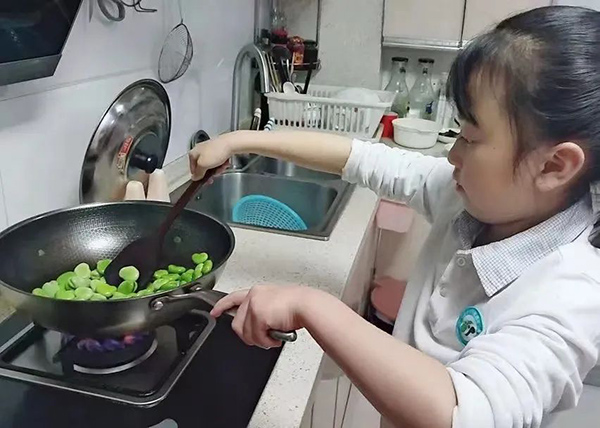 上海发布中小学居家劳动指导手册:初中生完成“四菜一汤”|小学|上海市|中小学_新浪新闻