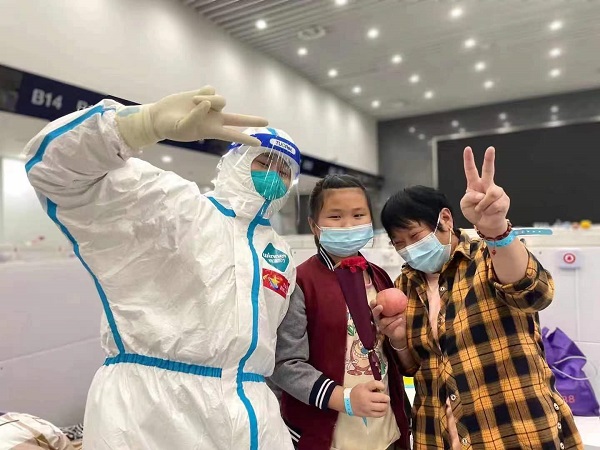 宝山方舱举办庆祝母亲节活动，退役军人们给“隔离母亲”、“陪护母亲”、“大白宝妈”送上鲜花和祝福休闲区蓝鸢梦想 - Www.slyday.coM