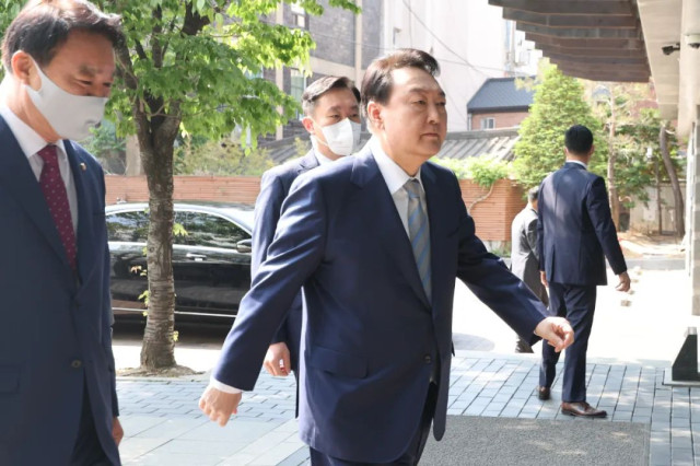 当地时辰2022年5月6日,韩国首尔,韩国当选总统尹锡悦抵达办公室。图/IC photo