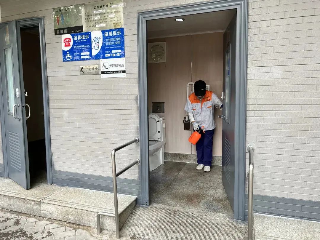 中国中医科学院广安门医院附近公厕进行消毒 / 记者拍摄