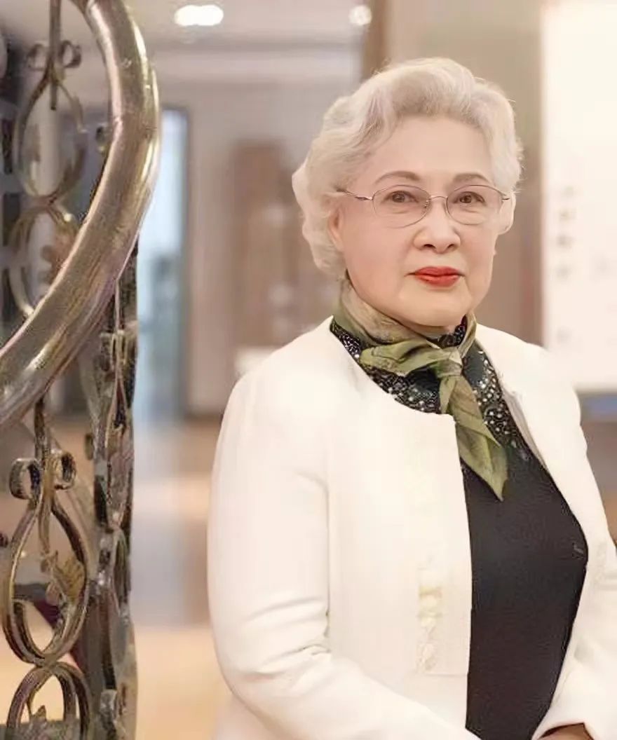 上影集团缅怀秦怡她一百年的光影人生像一支永远唱不尽的歌