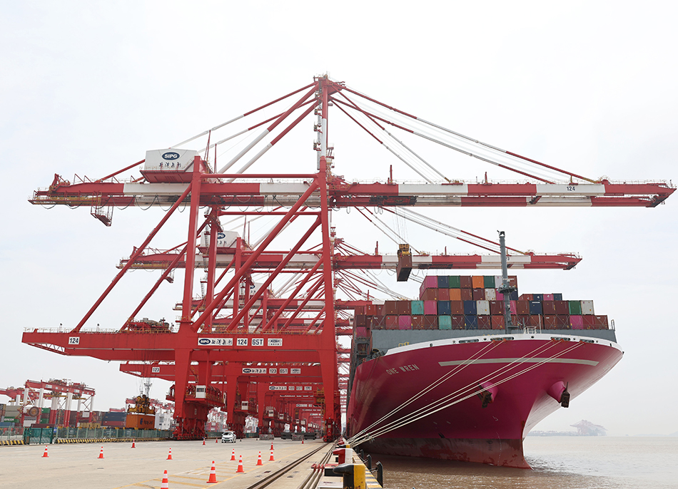 4月27日，一艘来自日本的集装箱货轮泊岸在上海洋山港集装箱船埠卸货。 新华社记者 陈建力 摄