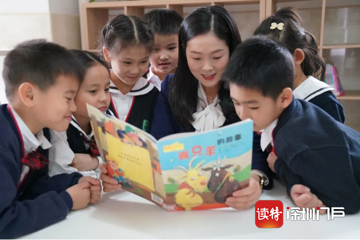 在楼层书吧进行阅读的师生们班级图书角校门处的"小书屋"为了解决"