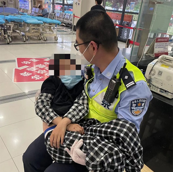 男孩小区骑车不慎摔倒晕厥 民警送医救治转危为安休闲区蓝鸢梦想 - Www.slyday.coM